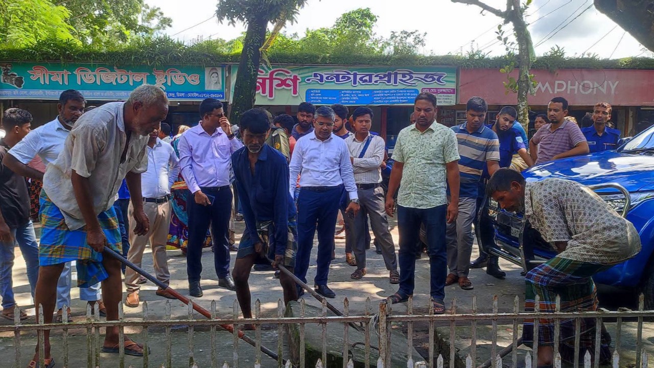 বাবুরহাট বাজারে জলাবদ্ধতা নিরসনে উপজেলা প্রশাসনের বিশেষ অভিযান